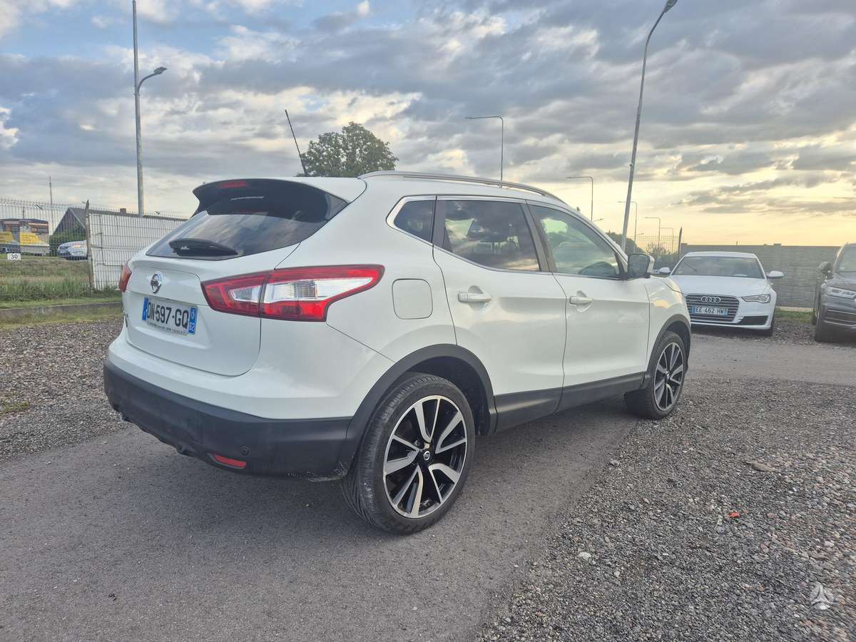 Nissan Qashqai 2015 — interior