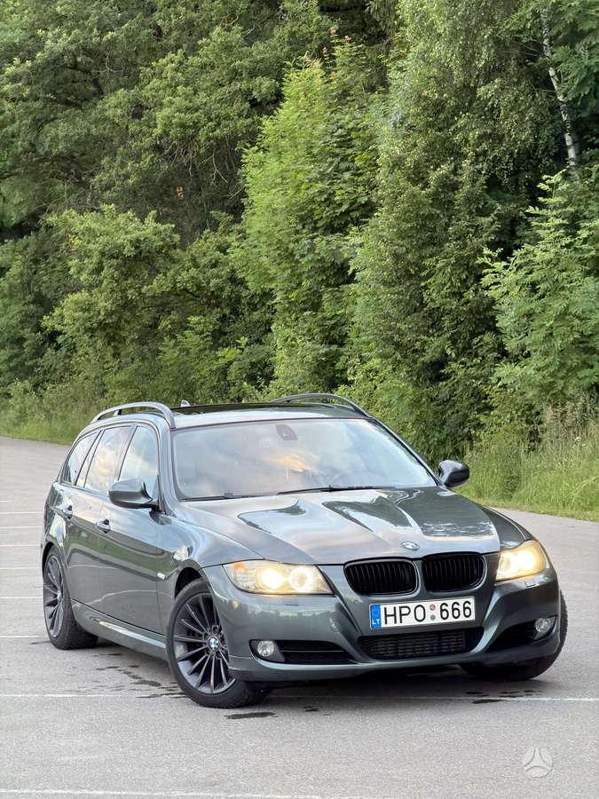 BMW 325 2008 — rear view
