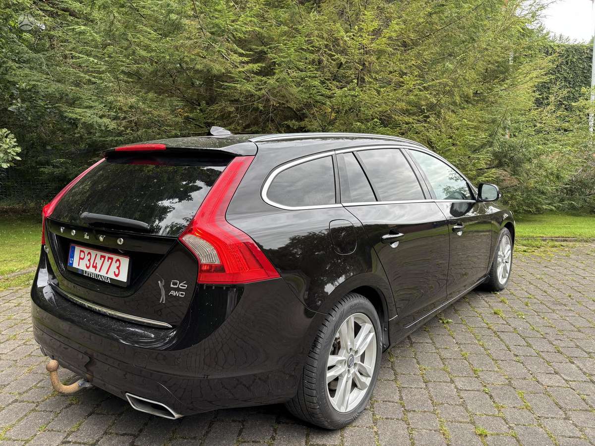 Volvo V60 2013 — двигун 2400 cm³, 215 HP (158kW)