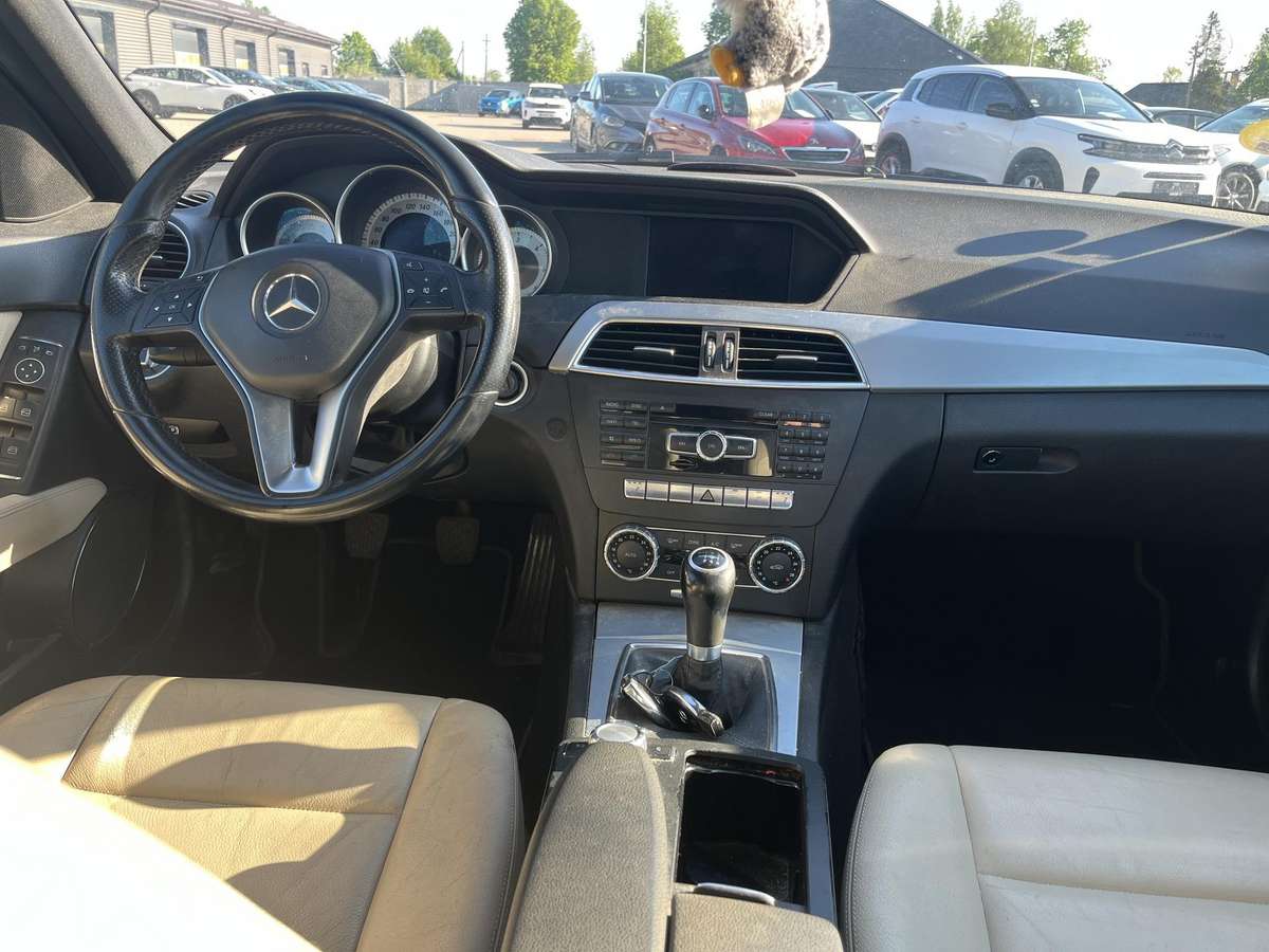 Mercedes-Benz C250 2011 — photo 17