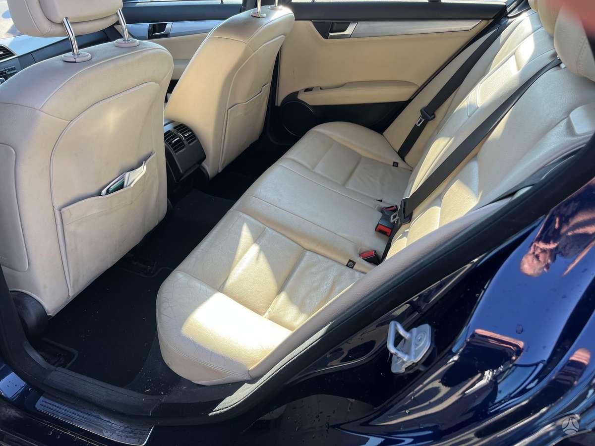 Mercedes-Benz C250 2011 — photo 18