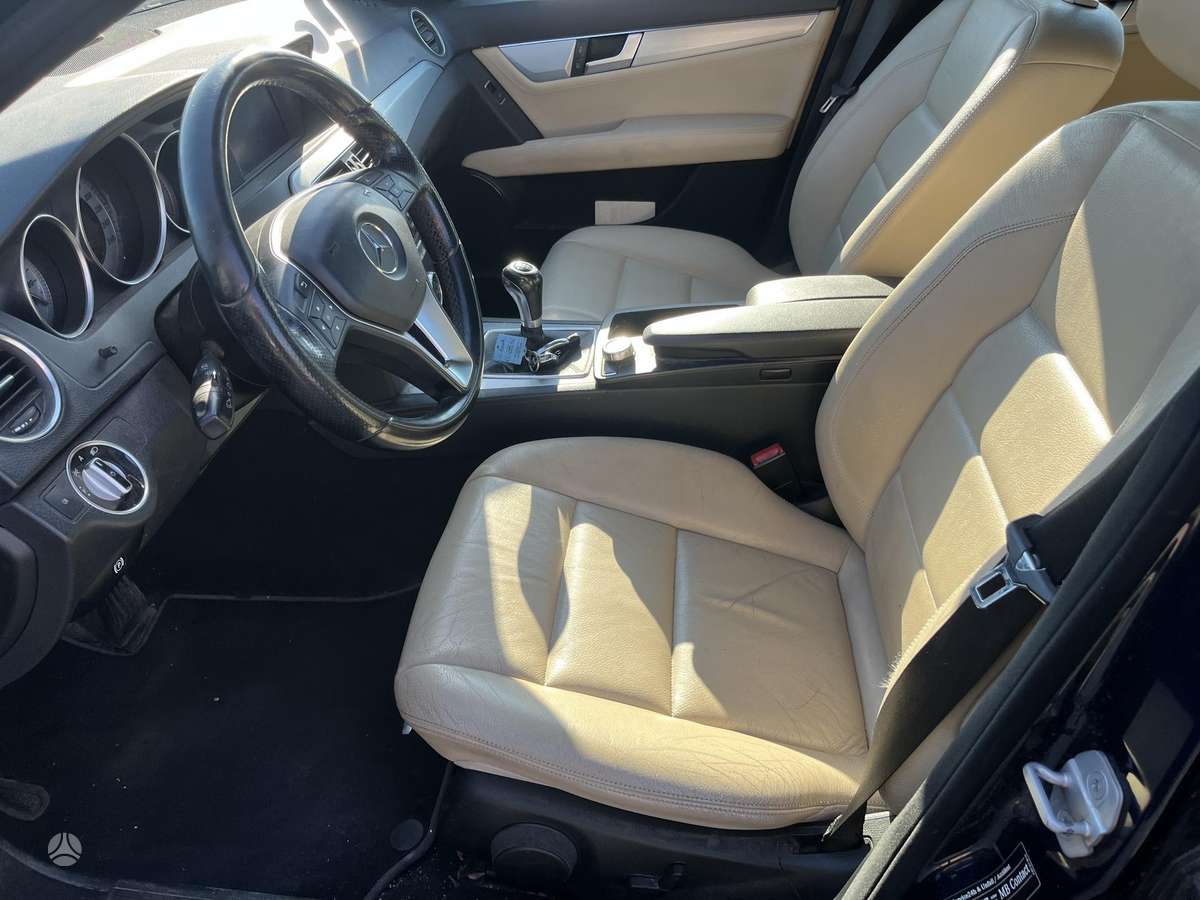 Mercedes-Benz C250 2011 — photo 19