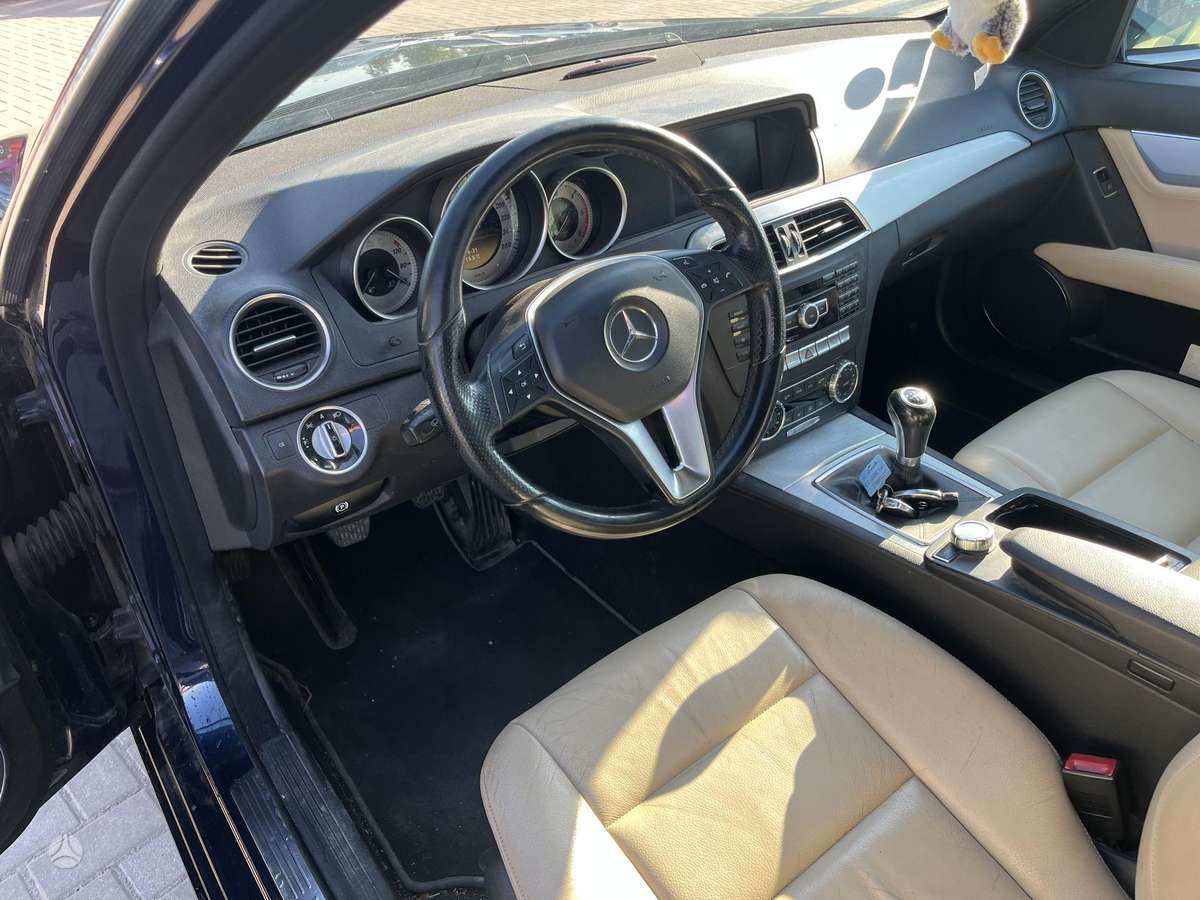 Mercedes-Benz C250 2011 — photo 20