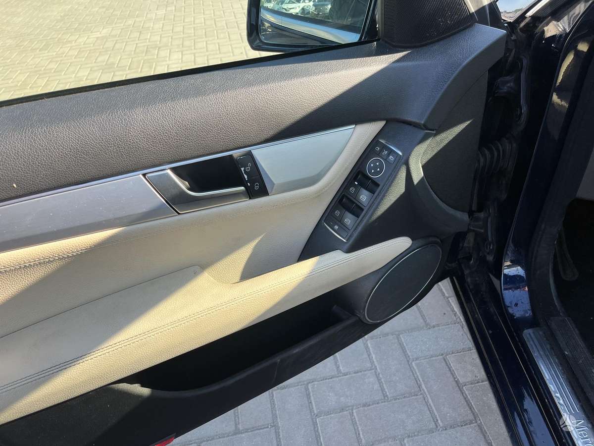 Mercedes-Benz C250 2011 — photo 21