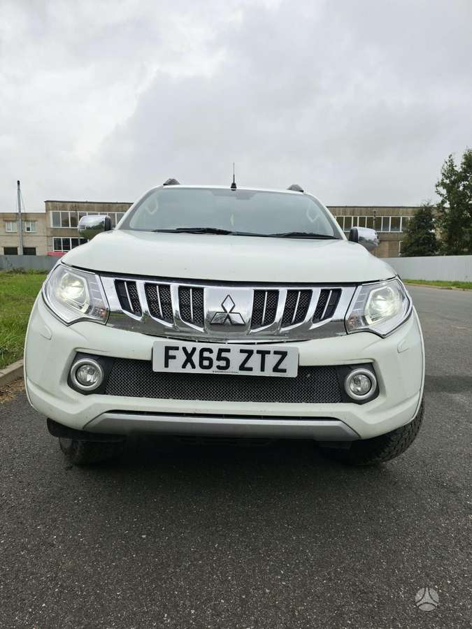 Mitsubishi L200 2015 — салон