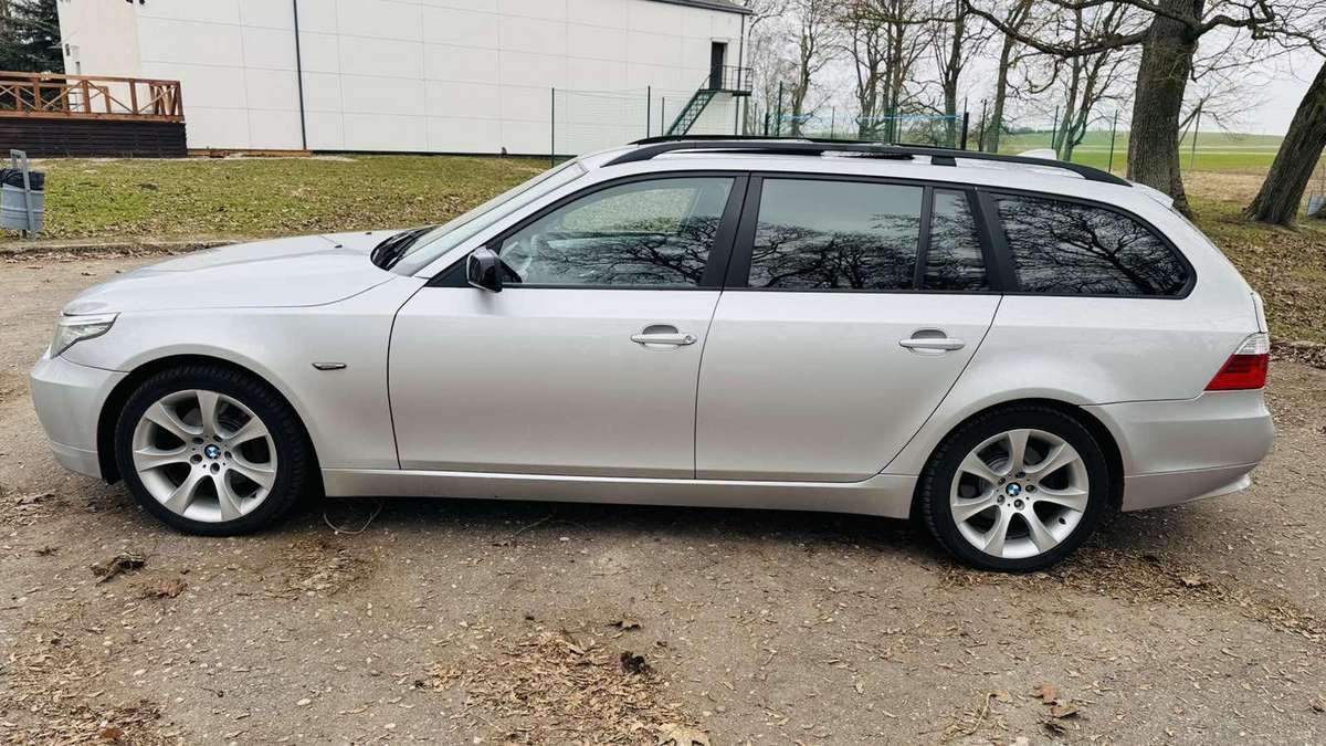 BMW 530 2009 — rear view