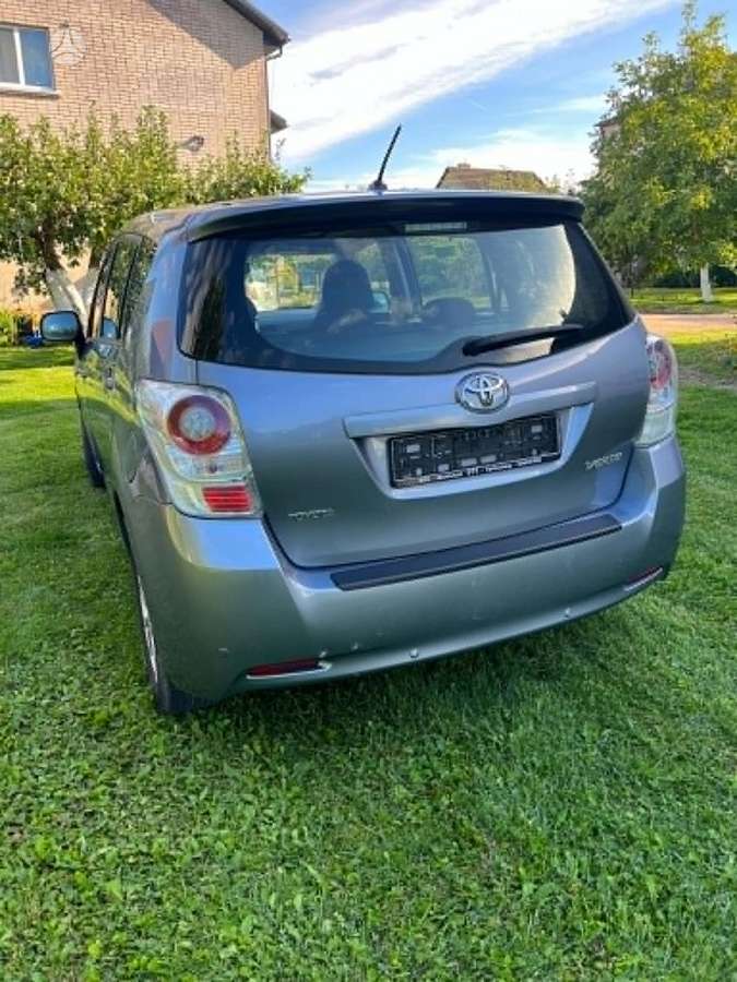 Toyota Verso 2010 — rear view