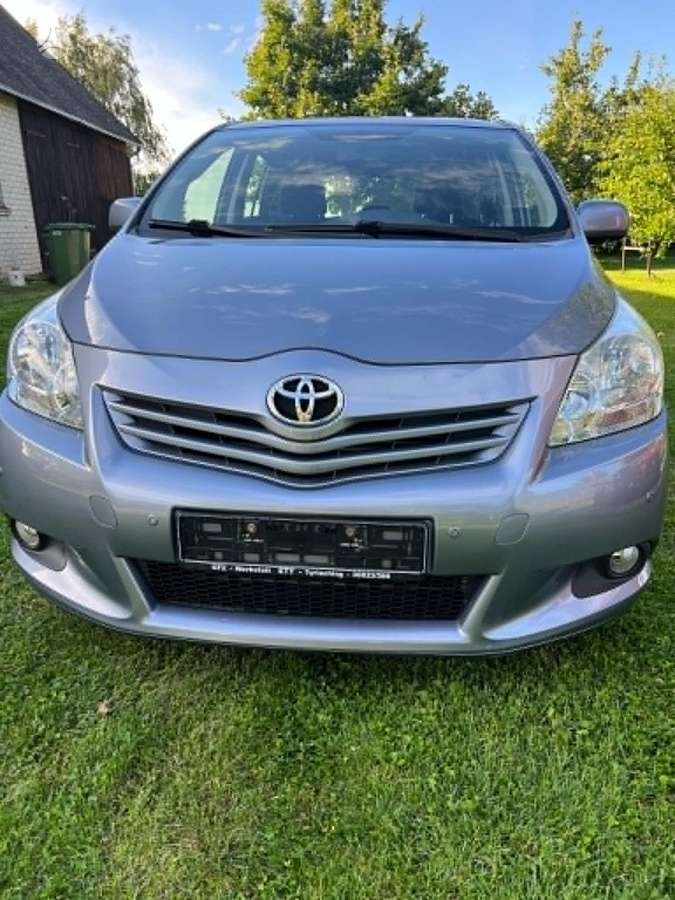 Toyota Verso 2010 — engine 1998 cm³, 126 HP (93kW)