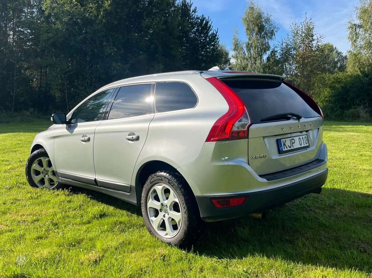 Volvo XC60 2011 — rear view