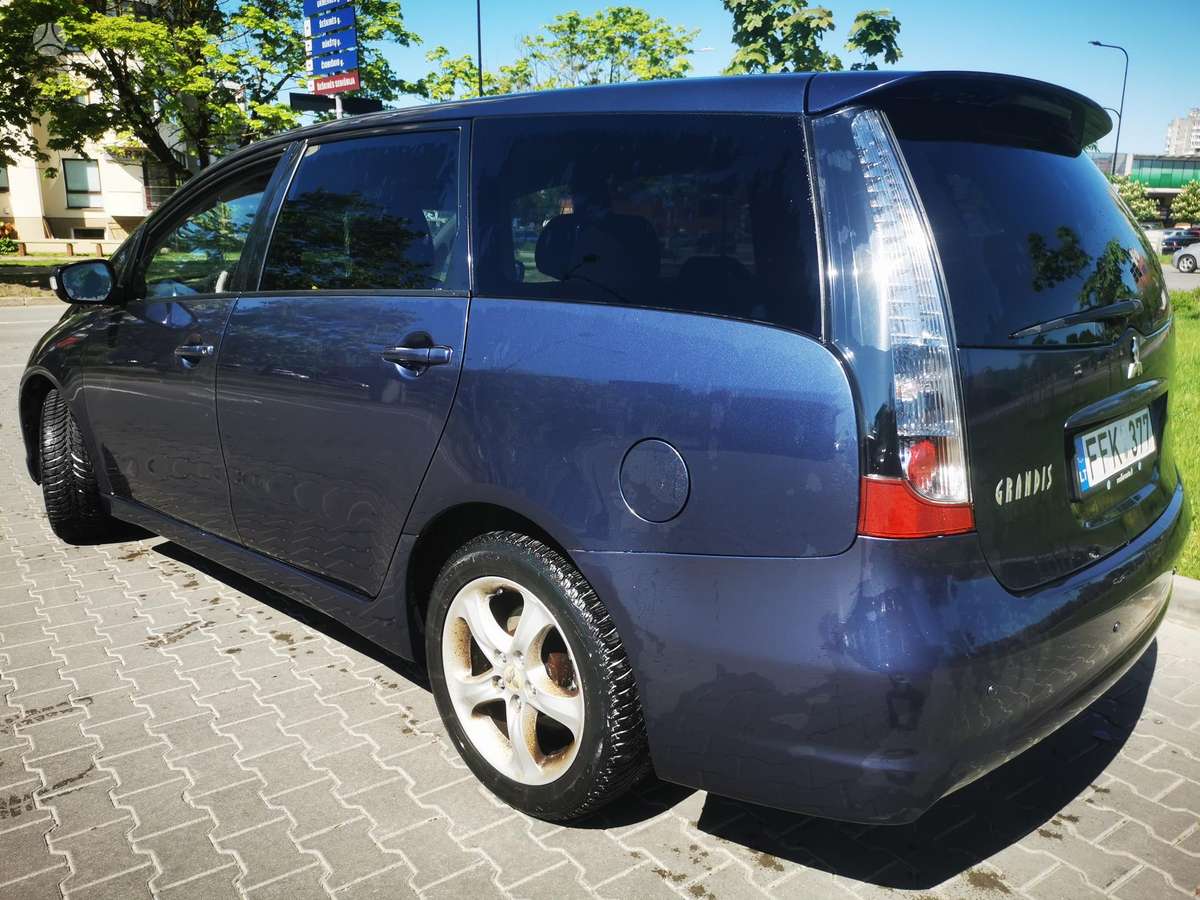 Mitsubishi Grandis 2005 — rear view