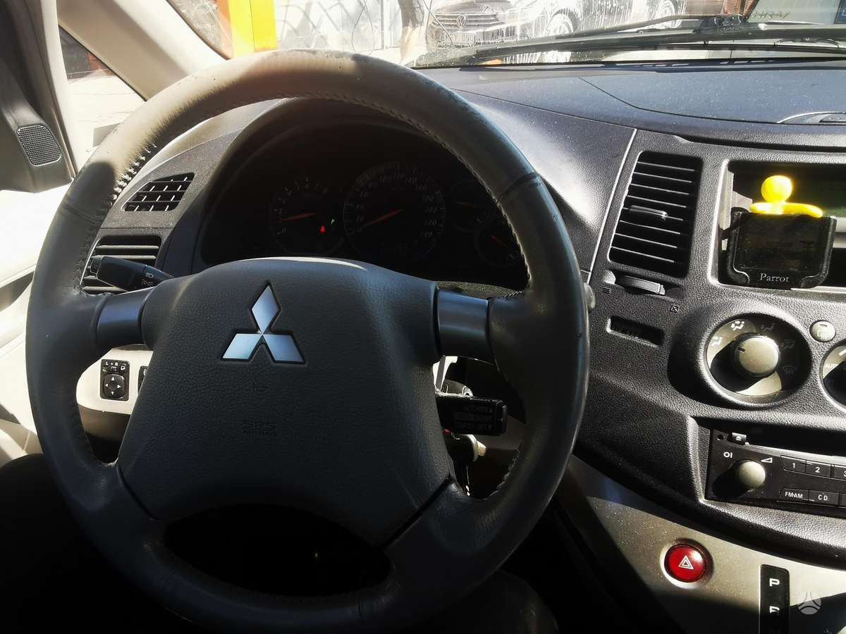 Mitsubishi Grandis 2005 — interior