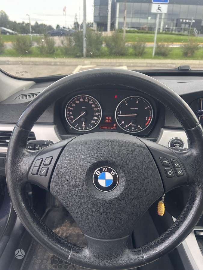 BMW 320 2009 — photo 13