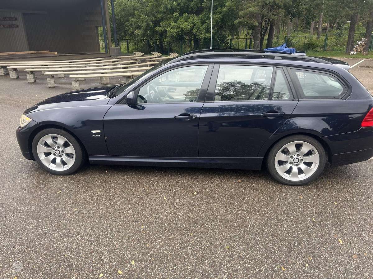 BMW 320 2009 — rear view