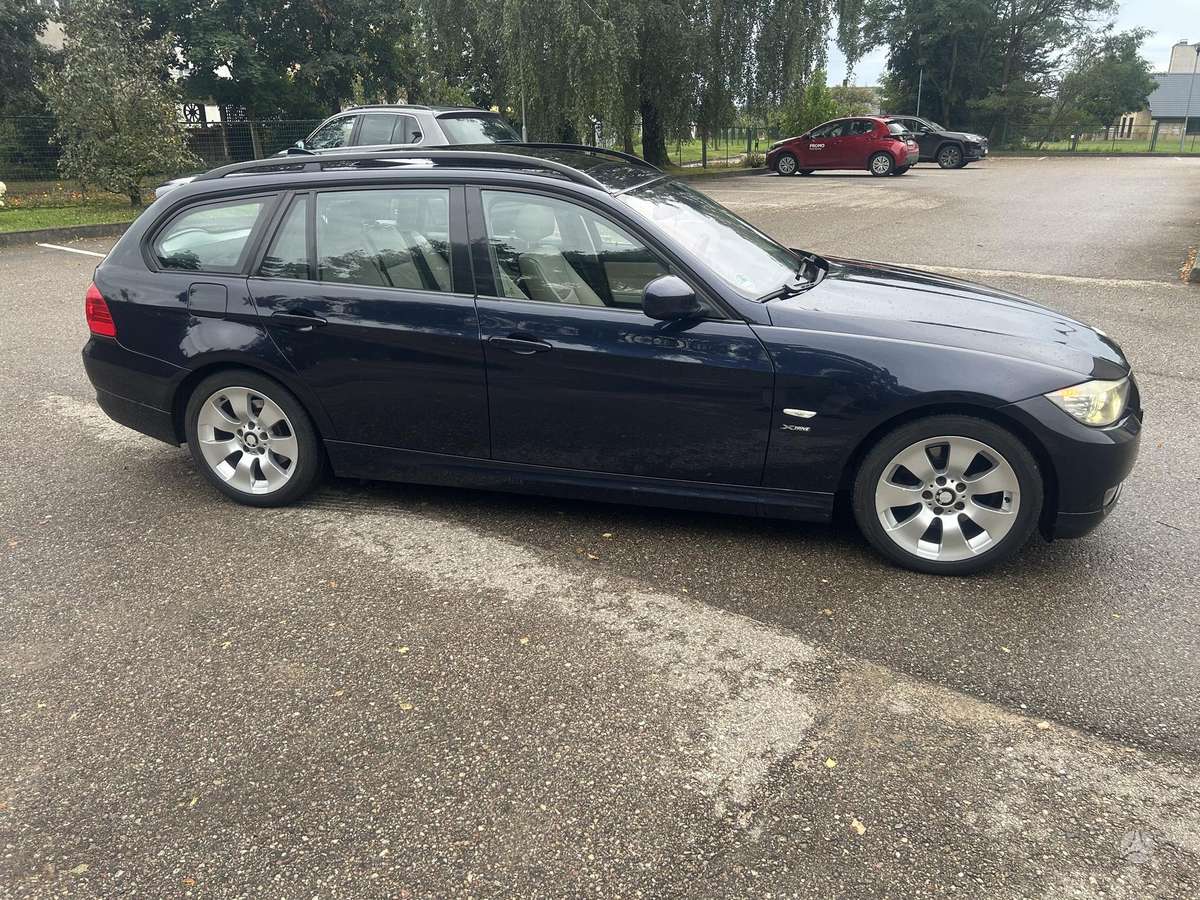 BMW 320 2009 — interior
