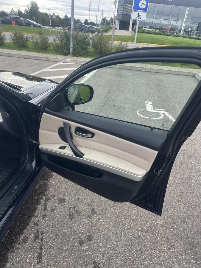 BMW 320 2009 — photo 9