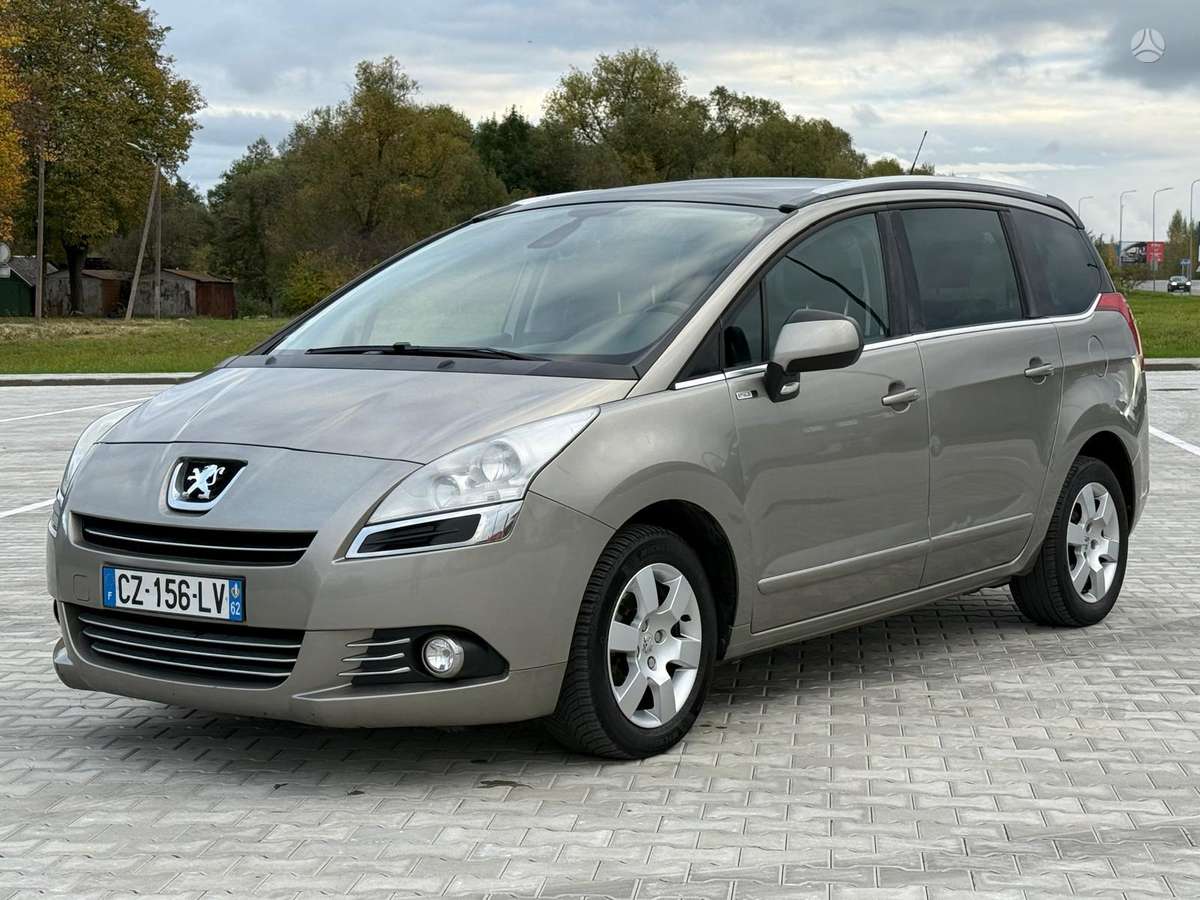 Peugeot 5008 2013 — вигляд ззаду