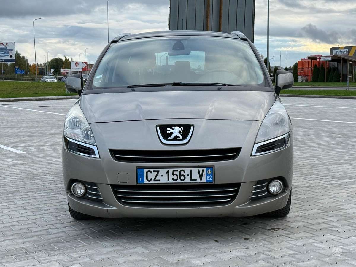 Peugeot 5008 2013 — салон