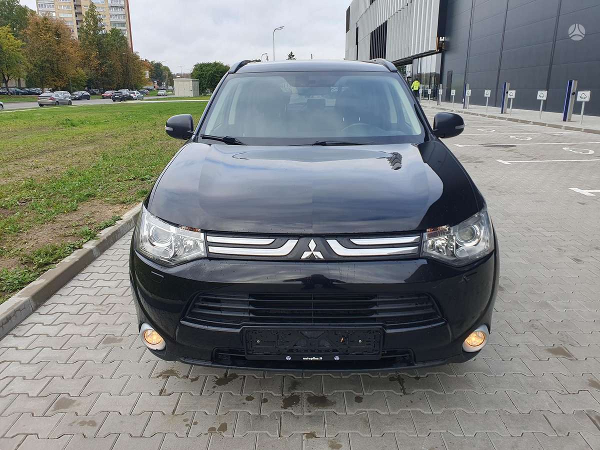 Mitsubishi Outlander 2013 — rear view