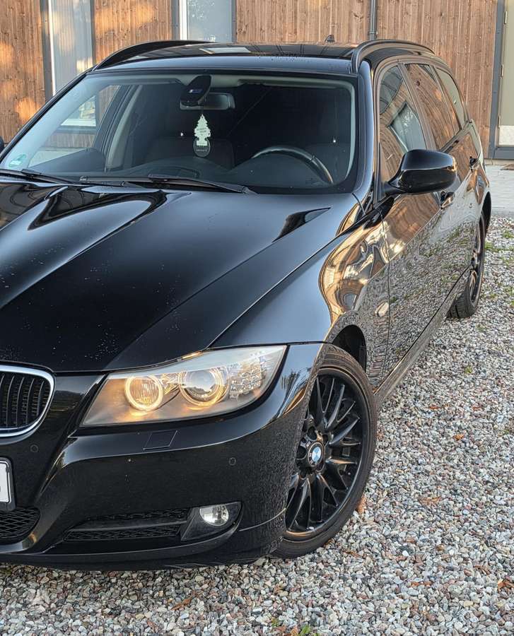 BMW 320 2010 — салон
