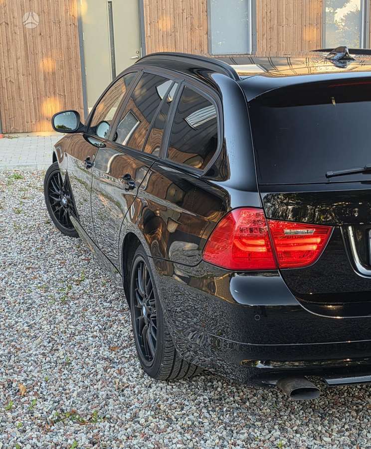 BMW 320 2010 — двигун 2000 cm³, 143 HP (105kW)
