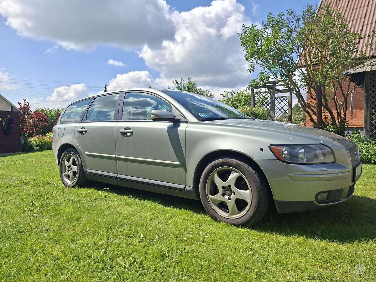 Volvo V50 2006 — rear view