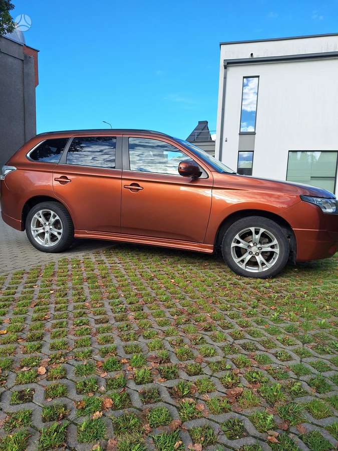 Mitsubishi Outlander 2012 — rear view
