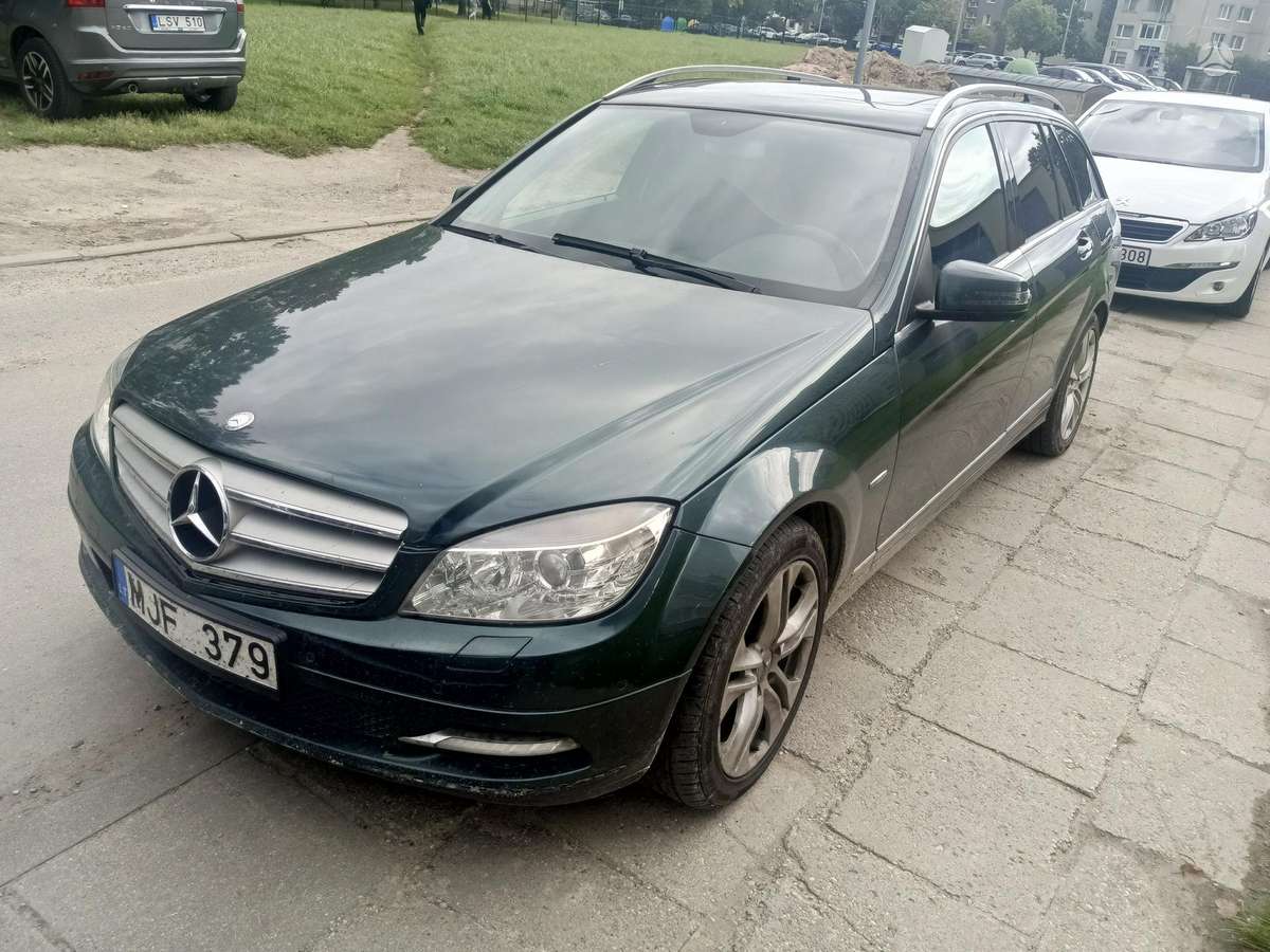 Mercedes-Benz C350 2010 — rear view
