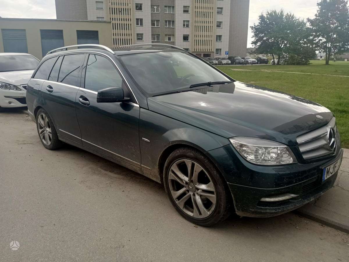 Mercedes-Benz C350 2010 — photo 9
