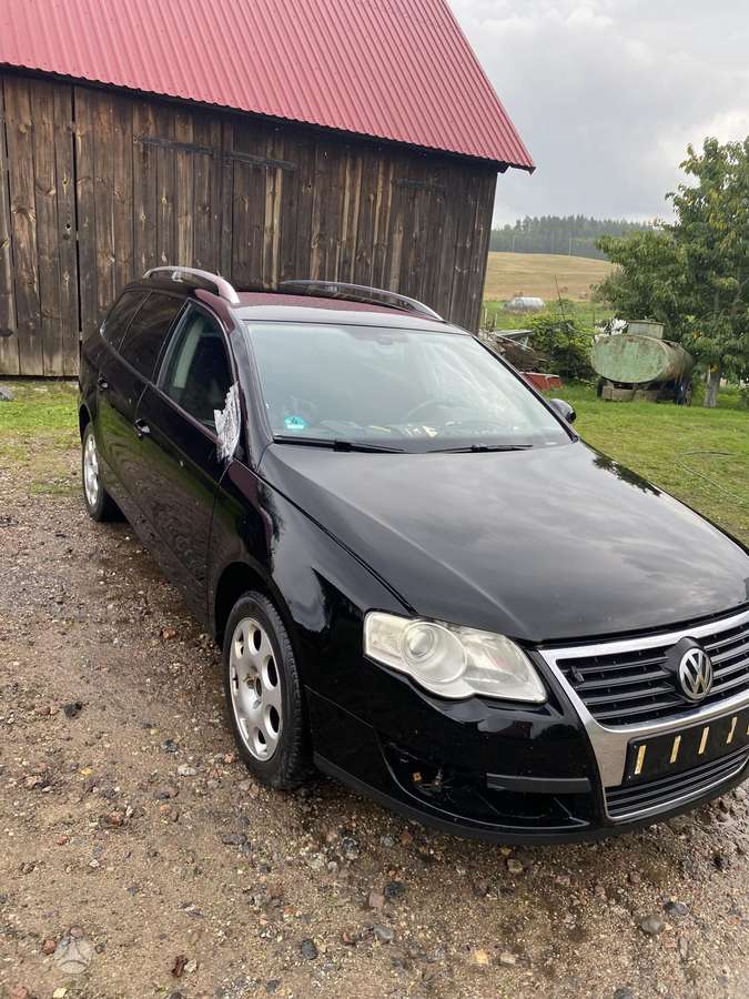 Volkswagen Passat 2009 — rear view