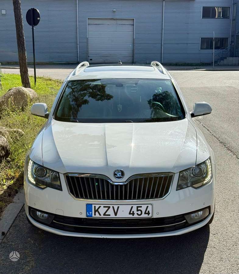 Skoda Superb 2015 — rear view
