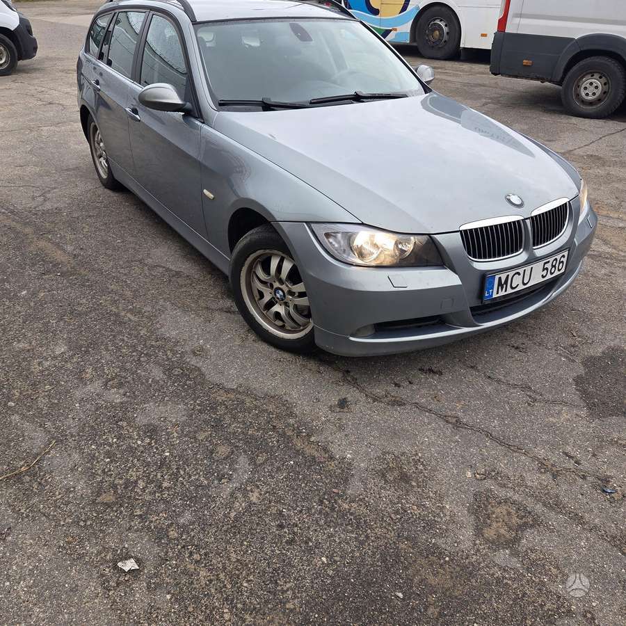 BMW 320 2005 — вигляд ззаду
