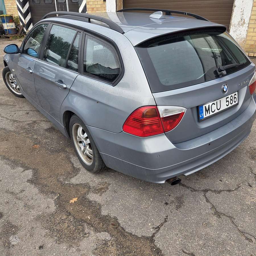 BMW 320 2005 — салон