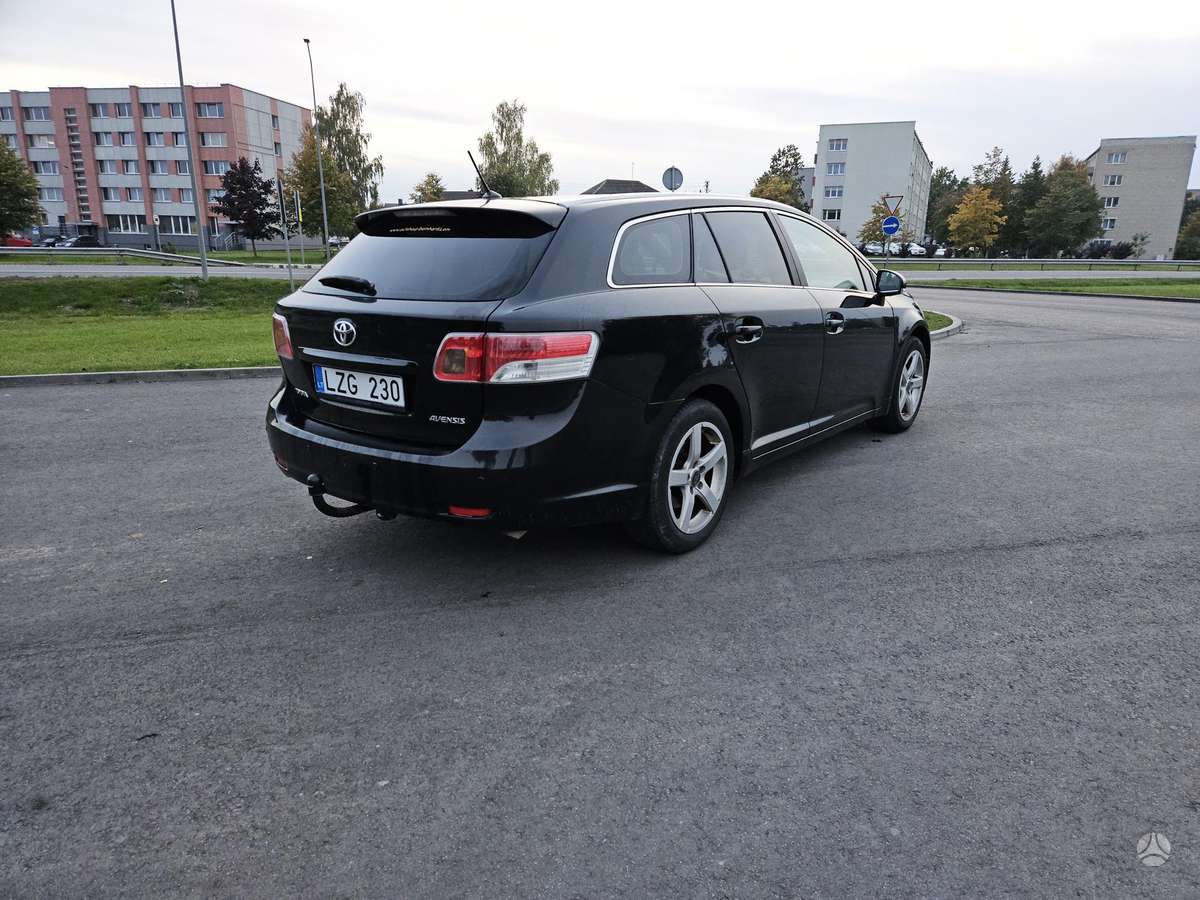 Toyota Avensis 2009 — rear view