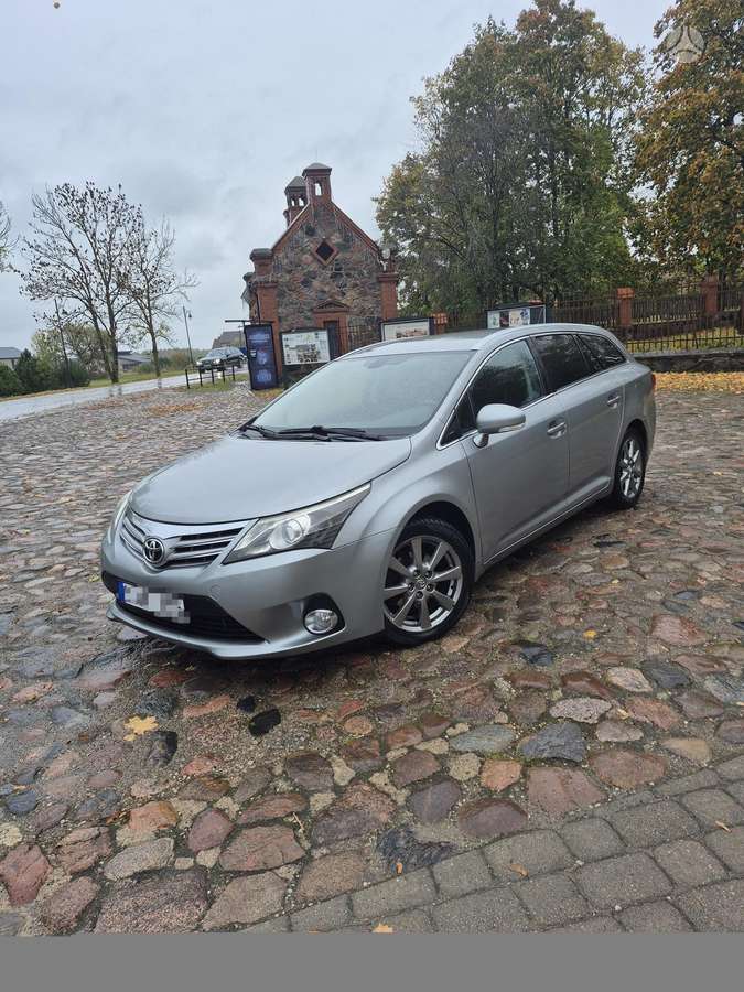 Toyota Avensis 2012 — rear view