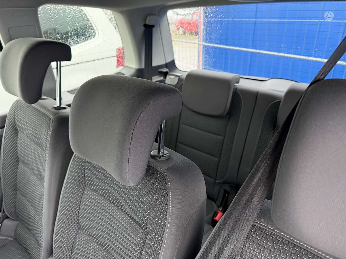 Volkswagen Touran 2011 — photo 12