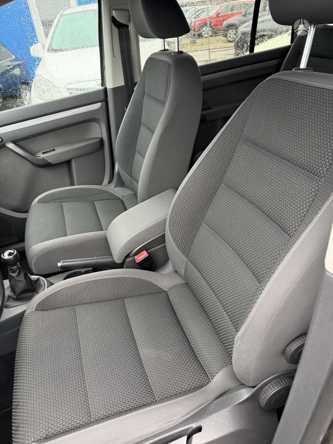 Volkswagen Touran 2011 — photo 8