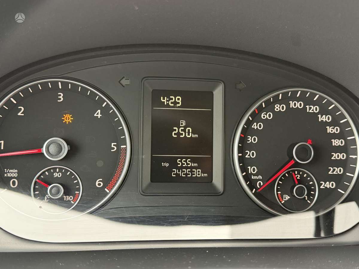 Volkswagen Touran 2011 — photo 9
