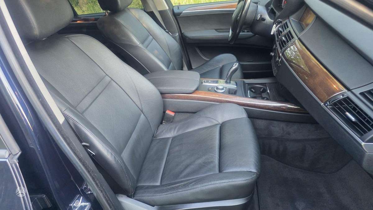 BMW X5 2009 — photo 18
