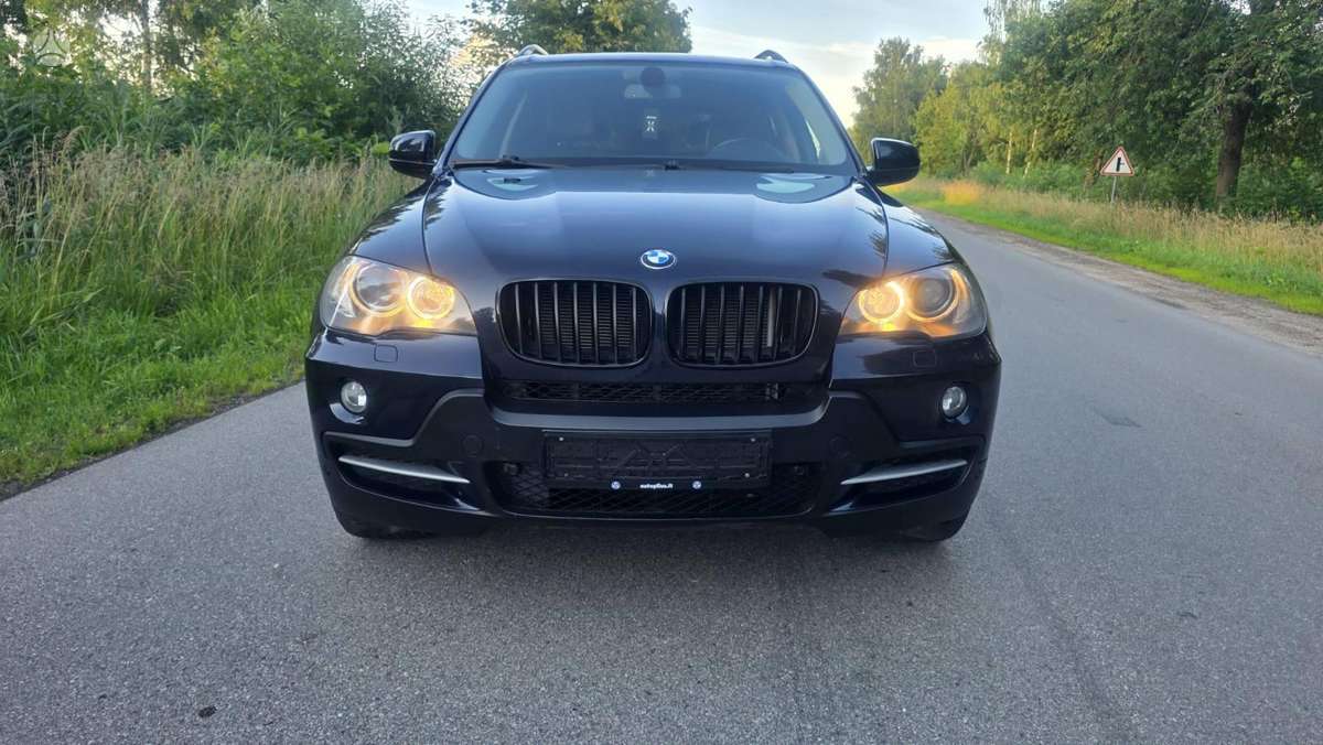 BMW X5 2009 — rear view
