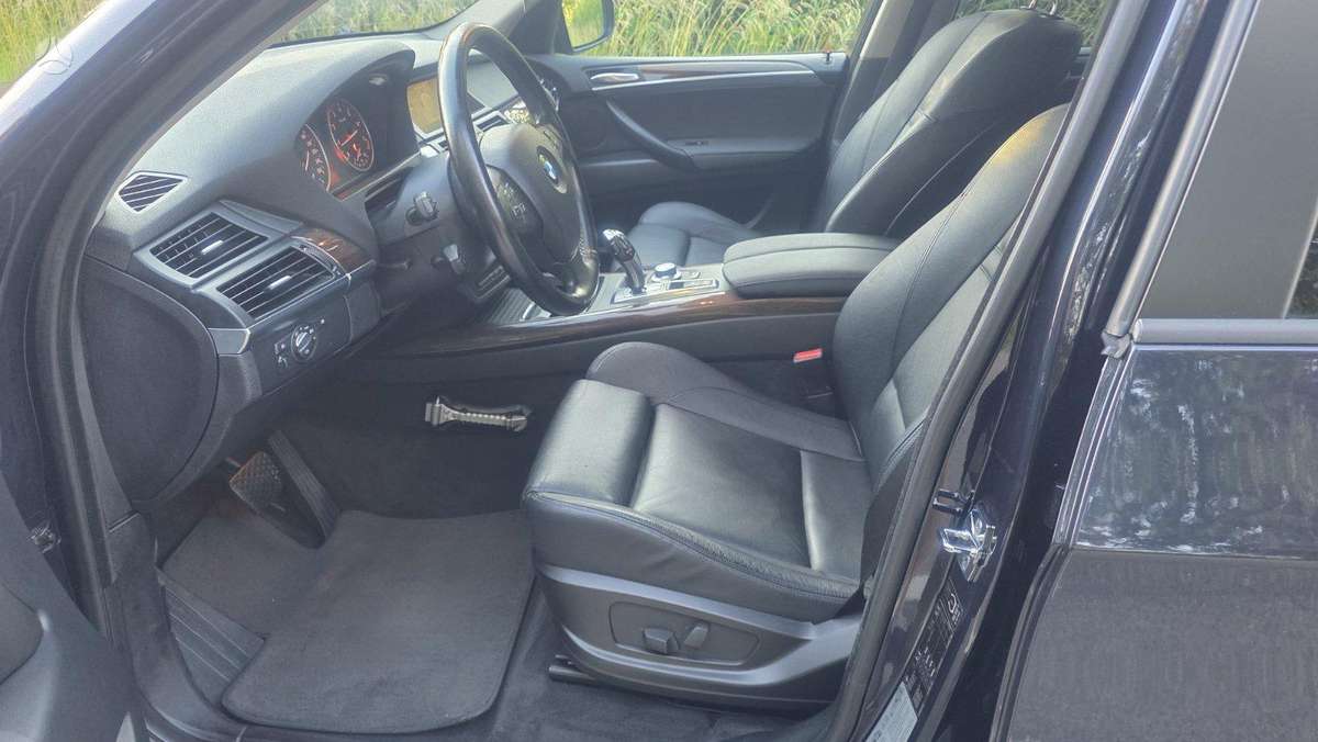 BMW X5 2009 — photo 21
