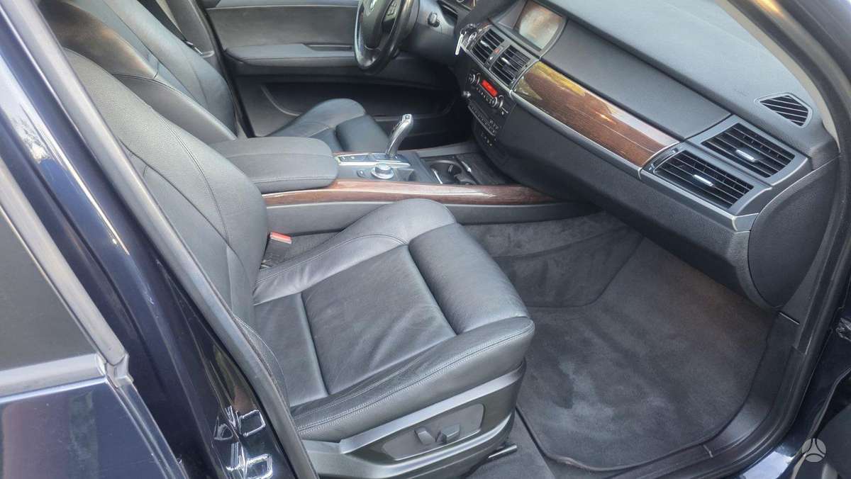 BMW X5 2009 — photo 22