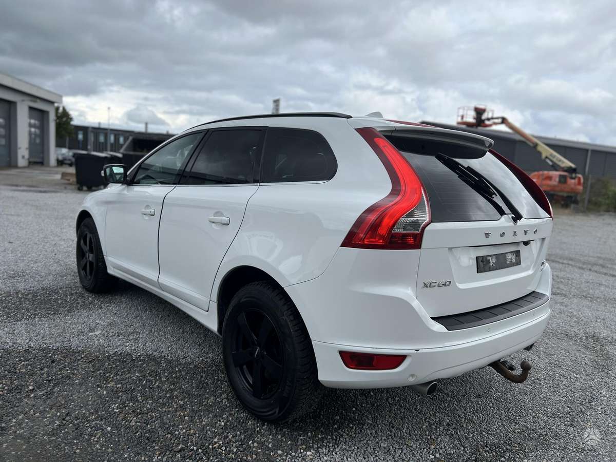 Volvo XC60 2013 — двигун 2400 cm³, 215 HP (158kW)