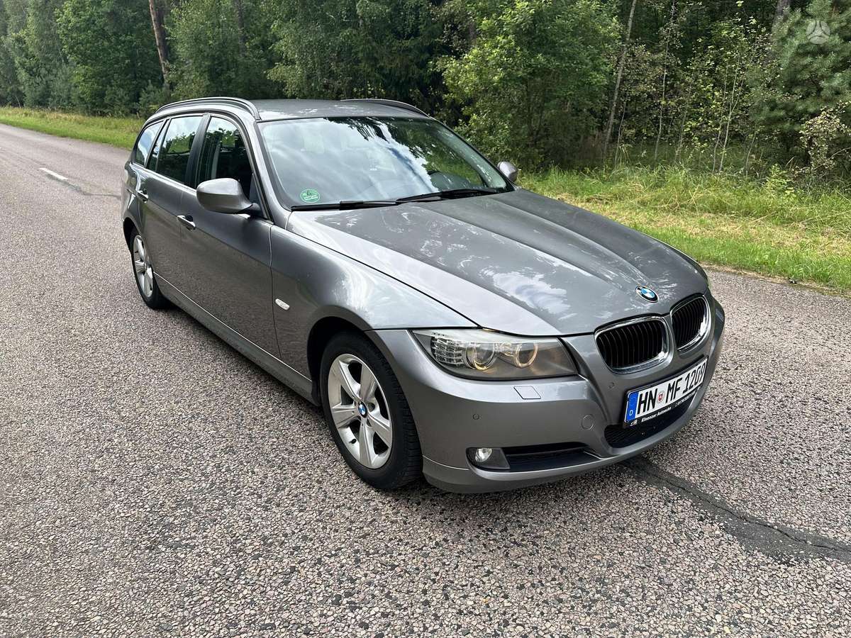 BMW 318 2011 — вигляд ззаду