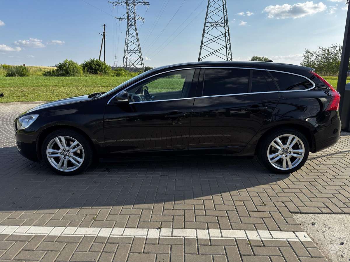 Volvo V60 2011 — interior