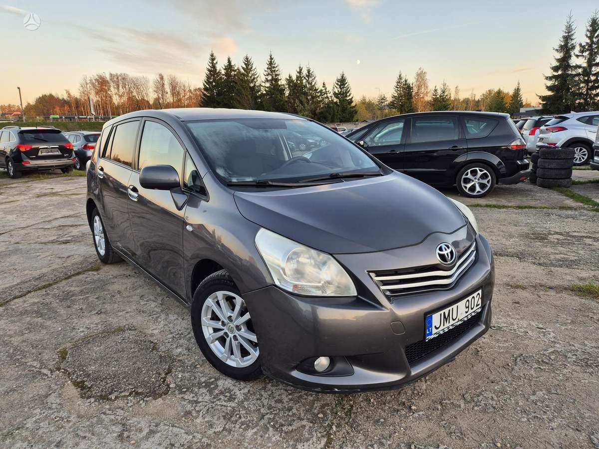 Toyota Verso 2012 — вигляд ззаду