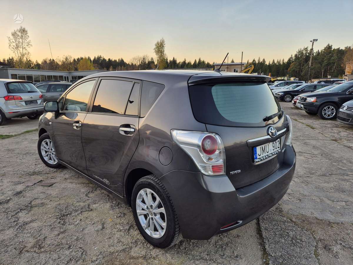 Toyota Verso 2012 — салон