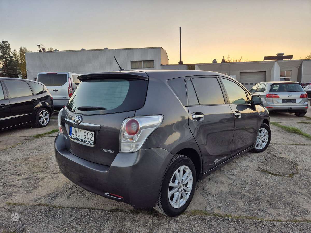 Toyota Verso 2012 — двигун 1998 cm³, 126 HP (93kW)