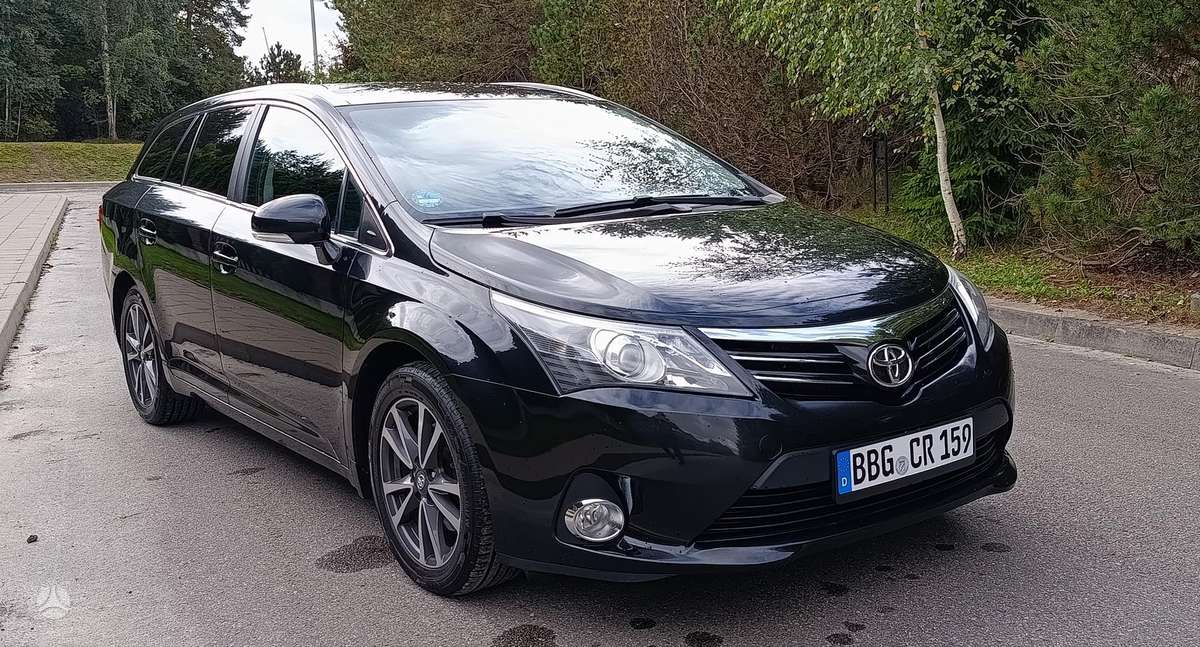 Toyota Avensis 2015 — rear view