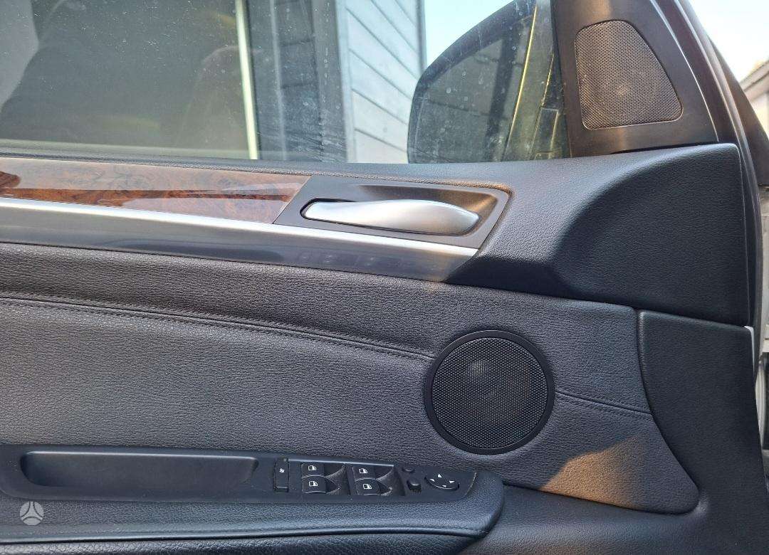 BMW X5 2011 — photo 10