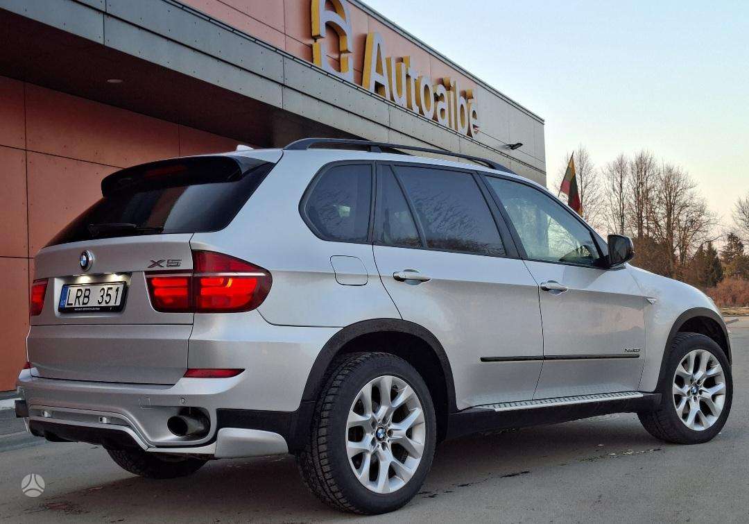 BMW X5 2011 — interior